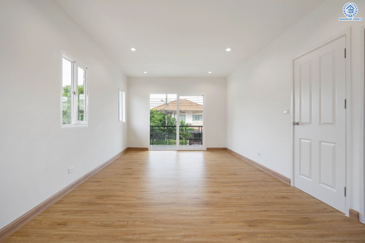 บ้านมือสองตกแต่งใหม่ ม.พฤกษาวิลเลจ11 ท่าอิฐ เนื้อที่ 52.5 ตร.ว. ฟังก์ชันพร้อม 3 ห้องนอน 2 ห้องน้ำ 1 ห้องอเนกประสงค์ จอดรถได้ 1 คัน บนทำเลศักยภาพ เข้า-ออกได้ทั้ง ถนนรัตนาธิเบศร์ และถนนราชพฤกษ์ ใกล้รถไฟฟ้าสายสีม่วง "สถานีบางรักน้อยท่าอิฐ"